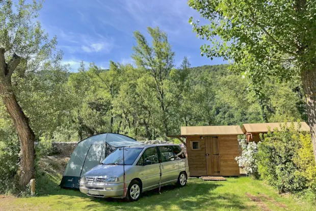 Emplacement Premium avec sanitaire privé (1 véhicule + 1 tente ou 1 caravane)