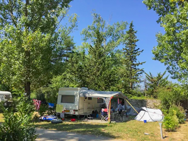 Kampeerplaats met elektriciteit onder de populieren (1 voertuig + 1 tent of 1 caravan)