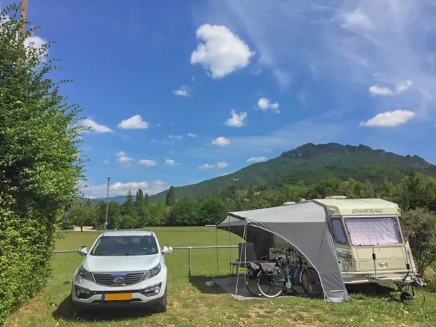 Emplacement avec électricité, vue sur le mont Cresta (1 véhicule + 1 tente ou 1 caravane)