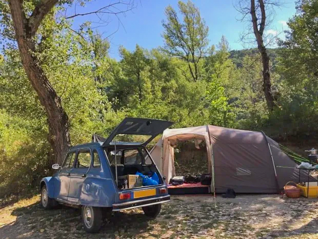 Emplacement sans électricité sous les Peupliers (1 véhicule + 1 tente ou 1 caravane)