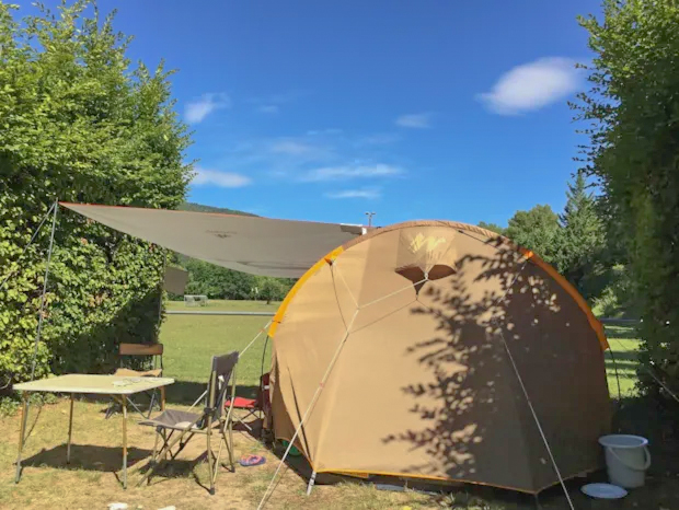 Emplacement sans électricité, vue sur le mont Cresta (1 véhicule + 1 tente ou 1 caravane)