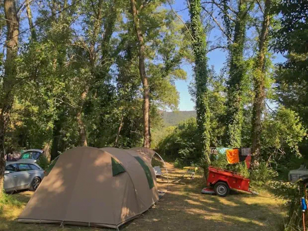 Emplacement tente avec élec. dans la Ramière (1 véhicule <2m + 1 tente ou 1 caravane pliante)