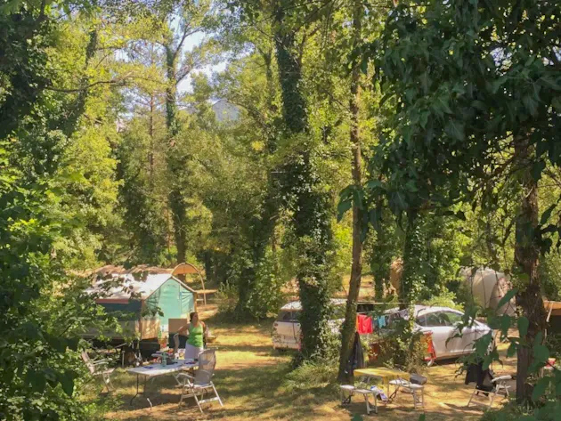 Emplacement tente sans élec. dans la Ramière (1 véhicule <2m+ 1 tente ou 1 caravane pliante)